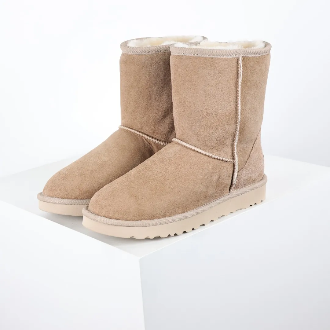Pick up locally 💰600 Core recommended good price Cashmere insoles are a very suitable choice for keeping warm in winter and at home. In the new year, uug launched a series of styles, which are partially geared towards the preferences of young consumers and have also moved to the forefront of fashion trends. Shoe body material Water-repellent coated suede upper 17mm UGGPURE™ implanted wool insole Lightweight non-slip comfortable rubber outsole With brand LOGO Trademark Comes with a full set of packaging Size: 35 36 37 38 39 40